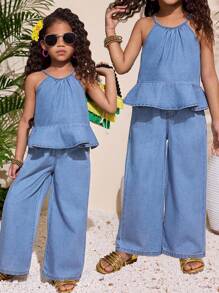 SHEIN Set de 2 piezas con top de mezclilla con cuello halter y volantes en el dobladillo, y pantalones de ajuste holgado para niña joven - Lavado ligero - Ver 1