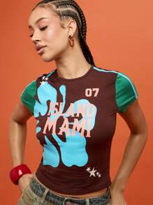 SUMWON WOMEN Island Mami Baby Tee 复古图案印花夏季 Y2K 美学节短款 T 恤修身迈阿密风格街头服饰 - 棕色 - 查看 1