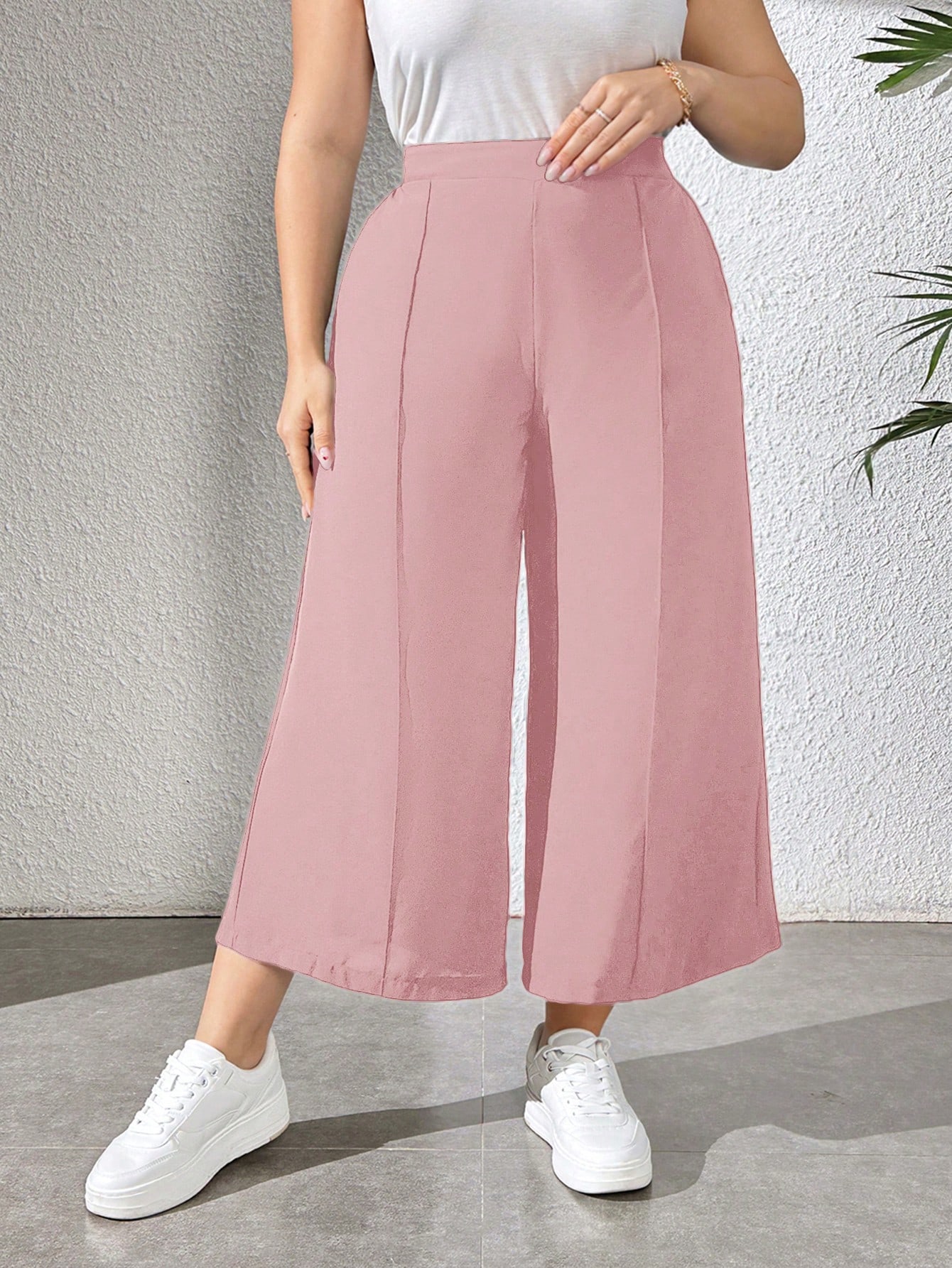 SHEIN Essnce سراويل كابري واسعة القدم بتصميم متعدد الخطوط للنساء ذوات الأحجام الكبيرة، قطعة موحدة ال