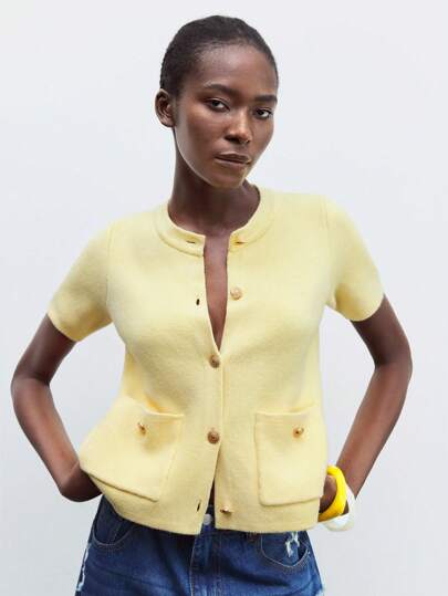 Maija Elegante cárdigan de punto en color crema amarillento para mujer, lujoso y casual, con diseño romántico, para uso urbano y de resort. Apto para salidas, fiestas y como invitada a bodas, con influencias de estilo "Old Money", bohemio y retro de los 90s para un casual urbano.