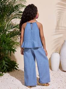 SHEIN Set de 2 piezas con top de mezclilla con cuello halter y volantes en el dobladillo, y pantalones de ajuste holgado para niña joven - Lavado ligero - Ver 5