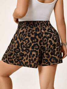SHEIN LUNE Plus 夏季豹纹斜口袋短裤海滩度假机场女式短裤 - 彩色 - 查看 2