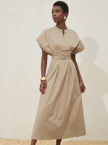 Aveloria Modichic Robe élégante et simple avec encolure en V, épaules tombantes, ceinture à nouer à la taille et jupe à volants. Stylée et de haute qualité, idéale pour le travail ou les sorties