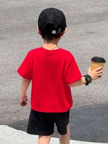 2 pezzi Set t-shirt a maniche corte con collo rotondo e pantaloncini in vita elastica, stampa con lettere, per bambini maschi, colore tinta unita, adatto per autunno, primavera, estate, per attività all'aperto, a scuola, per fotografia per strada, feste e relax a casa