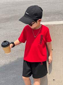 2 pezzi Set t-shirt a maniche corte con collo rotondo e pantaloncini in vita elastica, stampa con lettere, per bambini maschi, colore tinta unita, adatto per autunno, primavera, estate, per attività all'aperto, a scuola, per fotografia per strada, feste e relax a casa