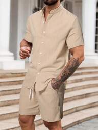 Manfinity RSRT Conjunto de camisa de manga corta de un solo pecho de unicolor y pantalones cortos con cordón de cintura para hombre, conjunto de dos piezas de verano para hombre, conjunto casual de pantalones cortos, ropa de resort para hombre