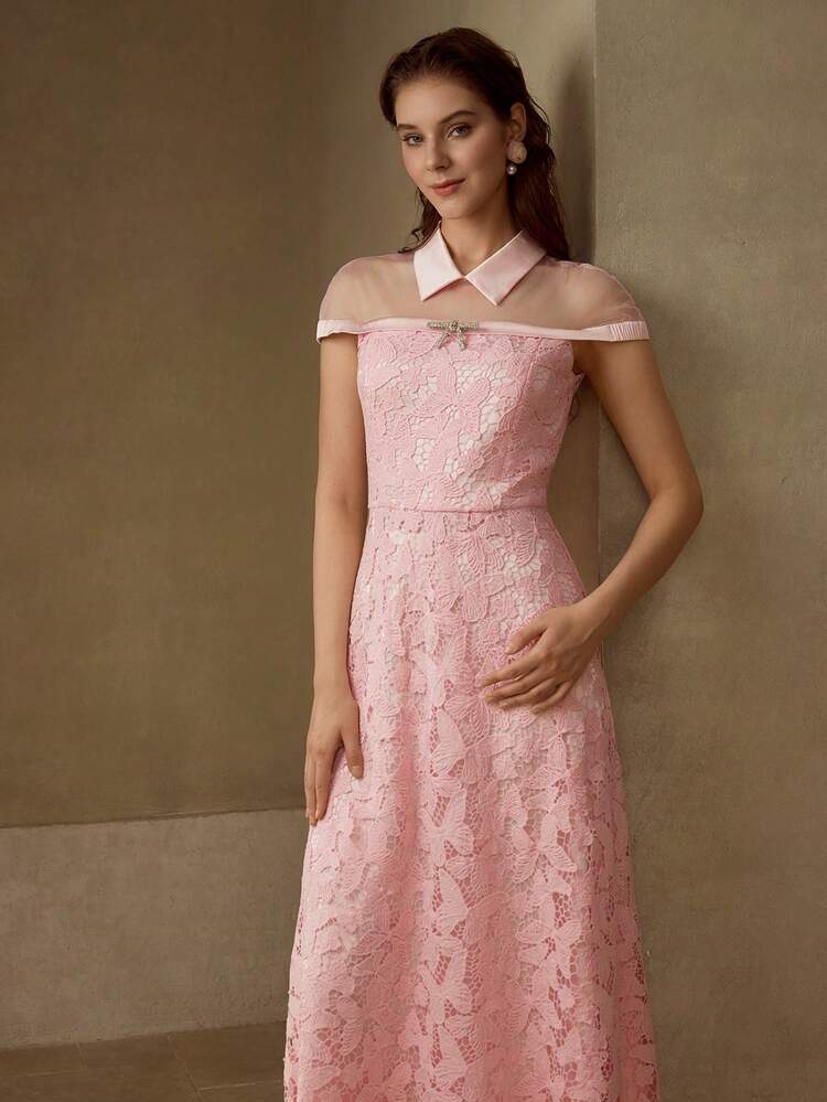 VESTIDO COM DETALHE DE LAÇO DE STRASS, YOKE DE TELA TRANSPARENTE DE GUIPIR, BARRA FLUIDA