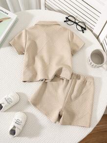 SHEIN 2件套男宝宝可爱杏色polo领针织短袖上衣和短裤套装，适合夏季生日派对、庆典、婚礼、洗礼等场合。男宝宝夏季服装，男宝宝短裤套装，男宝宝衣服。 - 杏色 - 查看 2