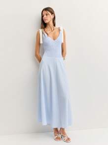 Nöista 迷人的褶饰和肩部蝴蝶结细节中长连衣裙 - 藍白色 - 查看 1