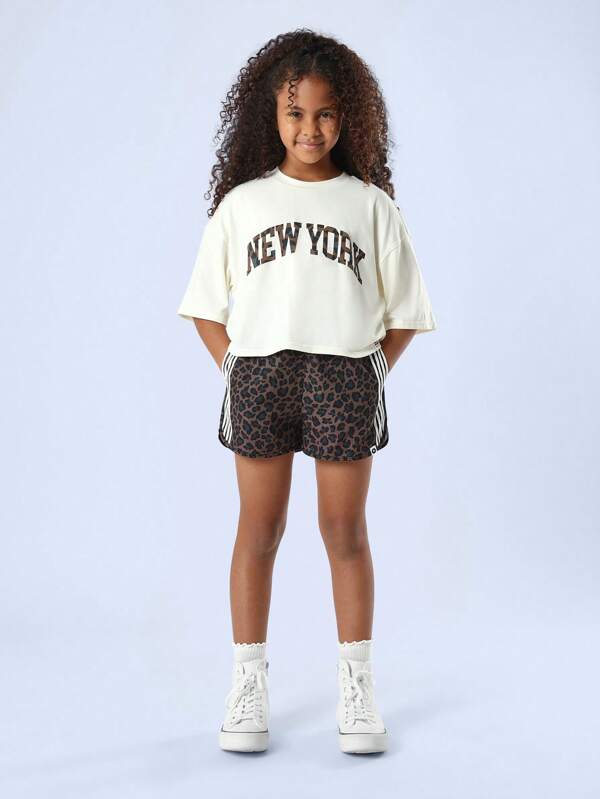 SUMWON Set de vară pentru copii cu imprimeu leopard, asortat cu tricou în stil New York Varsity și pantaloni scurți lejeri