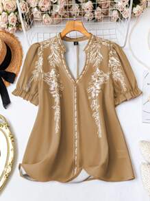 SHEIN LUNE 大码女式白色印花图案V领短袖衬衫，优雅大方，适合派对和通勤 - 彩色 - 查看 1