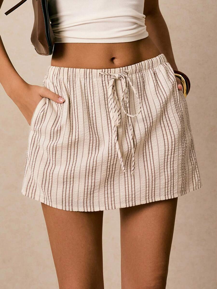 Poéselle Quần short nữ Quần culottes có túi Quần short sọc Quần thường ngày cho nữ Quần lót nữ buộc eo Quần short sọc thường ngày Quần short mùa hè Quần short đi nghỉ Quần short bãi biển Quần short nữ Trang phục mùa hè cho phụ nữ Trang phục đi nghỉ trên bãi biển Trang phục đồng quê Trang phục đường phố cho phụ nữ Quần áo Y2k - Nhiều màu - Xem 1
