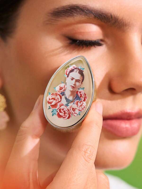 Frida Kahlo X SHEIN 1 pincel de maquillaje de base almacenable con gráficos de figura, cerdas curvadas sin aglomeración, maquillaje rápido, efecto de maquillaje ligero, fácil de almacenar, a prueba de polvo y fácil de transportar, artístico y elegante