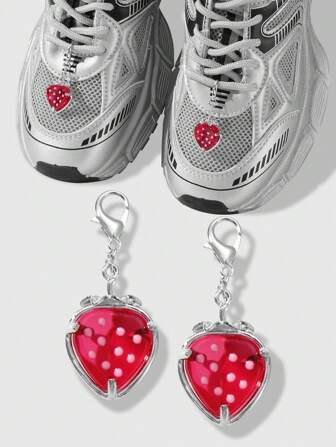 Kawaii 2 pezzi Spilla con ciondolo a forma di fragola/ciliegia rossa realistica in resina di alta qualità, decorazione versatile per uso quotidiano delle donne, regalo per le vacanze