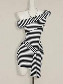 SHEIN ICON فستان قصير باكمام منقوش بنمط الشريط الأسود والأبيض غير متماثل الذيل مزود بحزام