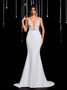 Glamrae 优雅奢华白色手工花卉贴花 3D 花朵 V 领露背腰镂空透明鱼尾裙，带拖尾，适合婚礼、场合、新娘礼服 - 白色 - 查看 4