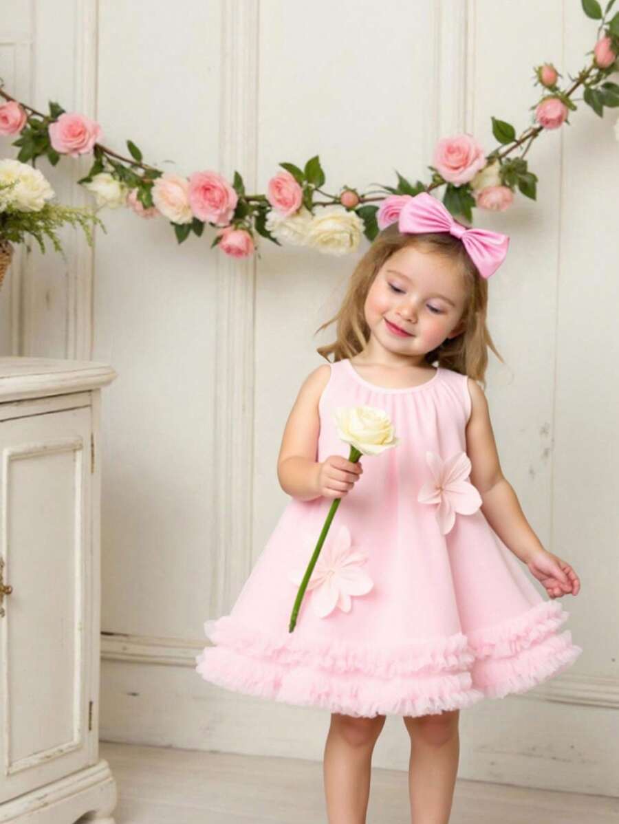 SHEIN Vestito a-line da bambina con volant, senza maniche, con decorazione 3D a fiore sulla tinta unita. La decorazione 3D a fiore aggiunge profondità e sofisticatezza. Il bordo arricciato e la silhouette a-line si combinano perfettamente, adatto per uscite, abbigliamento casual da casa e occasioni di festa, permettendo alla vostra piccola principessa di brillare in qualsiasi contesto!