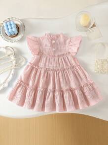 Babygirl 夏季浅蓝色甜美蝴蝶结刺绣蛋糕裙，小巧飘逸的袖子和荷叶边领口设计，优雅与可爱完美融合。胸前的蝴蝶结刺绣更添一丝俏皮。无论是阳光明媚的夏日外出，还是居家休闲，或是参加亲朋好友的聚会，这款连衣裙都是各种场合的终极之选。