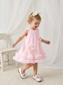 SHEIN Vestito a-line da bambina con volant, senza maniche, con decorazione 3D a fiore sulla tinta unita. La decorazione 3D a fiore aggiunge profondità e sofisticatezza. Il bordo arricciato e la silhouette a-line si combinano perfettamente, adatto per uscite, abbigliamento casual da casa e occasioni di festa, permettendo alla vostra piccola principessa di brillare in qualsiasi contesto!