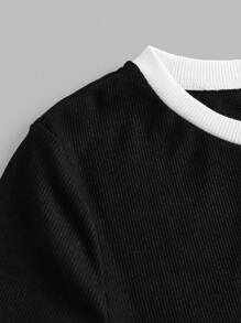 SHEIN Girlism 2 件青少年女孩春夏针织条纹黑白撞色休闲修身基本款 T 恤和撞色腰部宽松口袋裤套装，女孩休闲运动街头服饰，学校运动，返校，足球运动，户外舒适套装 - 黑與白 - 查看 9