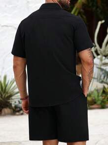 Manfinity RSRT Conjunto de camisa y pantalones cortos negros con degradado y estampado de palmeras para hombre de talla grande, atuendo de vacaciones