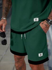 Manfinity CasualCool 男士夏季休闲拼色拼接T恤和短裤套装，短袖绿色针织T恤和运动短裤套装，带口袋，适合通勤风格，男士两件套服装，街头套装，舒适服装