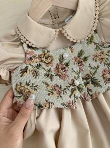 SHEIN مجموعة قطعتين تتكون من فستان بياقة دمية وسترة طفلة ذات طراز نباتي عتيق - متعدد الألوان - مشاهدة 3