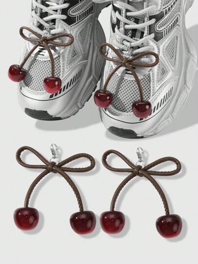 Kawaii 2 pièces/set Pendentifs de cerise en résine mignons et doux avec un nœud papillon, charmes de corde marron simple et élégant polyvalents pour la décoration de chaussures DIY, convient pour les femmes et les filles pour un port quotidien, cadeau de vacances