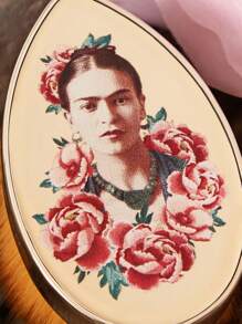 Frida Kahlo X SHEIN 1 pincel de maquillaje de base almacenable con gráficos de figura, cerdas curvadas sin aglomeración, maquillaje rápido, efecto de maquillaje ligero, fácil de almacenar, a prueba de polvo y fácil de transportar, artístico y elegante