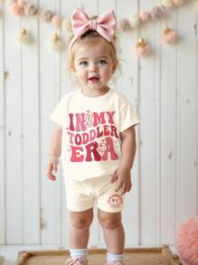 SHEIN Conjunto de Camiseta de Manga Curta de Gola Redonda Solta com Estampa de Texto "Em Minha Era de Criança" e Shorts Justos para Menina, Roupa Adequada para Primavera e Verão - Multicolorido - Visão 3