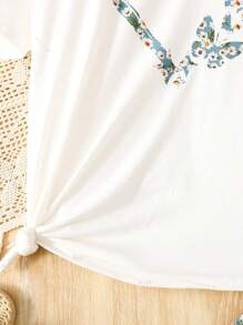 SHEIN Set de 2 piezas para adolescentes que incluye: Camiseta de manga corta y cuello redondo con corazón tejido y estampado floral, y mini falda verde con estampado floral dulce. Adecuado para vacaciones, días festivos, almuerzos, festivales de música y uso al aire libre.