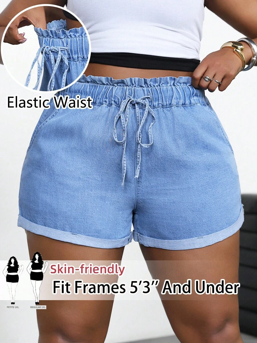 SHEIN PETITE CURVE Shorts en jean ajustés bleus avec poches en biais et taille nouée pour femmes grandes tailles. Parfaits pour l'été, le 4 juillet, le travail, les vacances en avion ou les sorties en club. Shorts taille haute vintage - Bleu azur - Voir 1