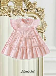 Babygirl 夏季浅蓝色甜美蝴蝶结刺绣蛋糕裙，小巧飘逸的袖子和荷叶边领口设计，优雅与可爱完美融合。胸前的蝴蝶结刺绣更添一丝俏皮。无论是阳光明媚的夏日外出，还是居家休闲，或是参加亲朋好友的聚会，这款连衣裙都是各种场合的终极之选。