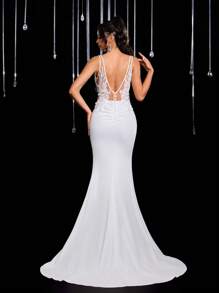 Glamrae 优雅奢华白色手工花卉贴花 3D 花朵 V 领露背腰镂空透明鱼尾裙，带拖尾，适合婚礼、场合、新娘礼服 - 白色 - 查看 2