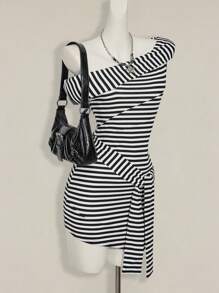 SHEIN ICON فستان قصير باكمام منقوش بنمط الشريط الأسود والأبيض غير متماثل الذيل مزود بحزام