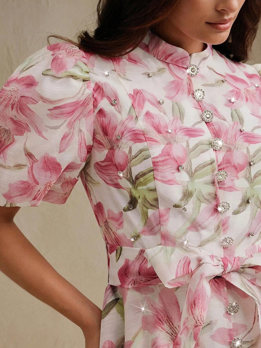 Anewsta Váy nghỉ mát mùa hè thanh lịch họa tiết hoa dành cho nữ với đá trang trí, cổ đứng, tay bồng, hàng nút đá thủ công một hàng, ruy băng buộc, thiết kế thắt nơ eo, dài đến đầu gối - Hồng - Xem 1