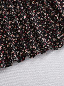 SHEIN Vestido floral casual de punto para niña preadolescente con mangas largas, cuello redondo y diseño de parche para unas vacaciones