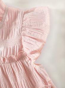 Babygirl 夏季浅蓝色甜美蝴蝶结刺绣蛋糕裙，小巧飘逸的袖子和荷叶边领口设计，优雅与可爱完美融合。胸前的蝴蝶结刺绣更添一丝俏皮。无论是阳光明媚的夏日外出，还是居家休闲，或是参加亲朋好友的聚会，这款连衣裙都是各种场合的终极之选。