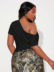 SHEIN SXY Plus Size Women Asymmetric & Ruched Design Fitted Short Sleeve Tee Top, Suitable For Everyday Wear, Music Festival, Concert, Carnival Party, Beach Vacation, Date Night, Birthday, Bachelorette Party Outfit, Club, Cute, Casual, Shopping, Streetwear, Going Out, Coquette, Easy To Match & Looks Slim, Accentuate Your Body, Flatter The Figure, Sexy Office Siren Coquettish,Going Out Tops Women One Shoulder Top Plus