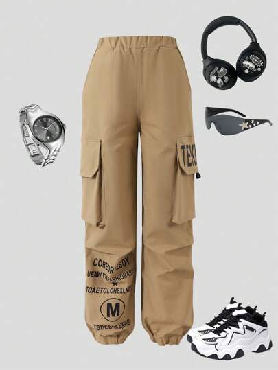 1 件男童休闲工装口袋字母印花弹力裤，适合户外运动，春夏秋冬