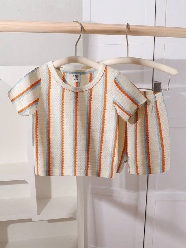 SHEIN Playful Pals Conjunto informal de bebé niño, camisa de punto de gofre de manga corta a rayas naranja y azul, y pantalones cortos a juego, para verano