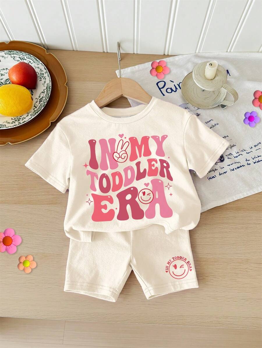 SHEIN Conjunto de Camiseta de Manga Curta de Gola Redonda Solta com Estampa de Texto "Em Minha Era de Criança" e Shorts Justos para Menina, Roupa Adequada para Primavera e Verão - Multicolorido - Visão 1