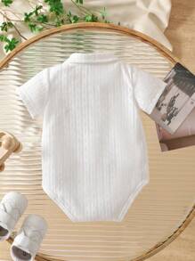 Souflis Souflis Pelele de manga corta blanco para bebé niño, de tela de jacquard de punto casual con diseño especial con recortes, cuello redondo clásico, cierre frontal con botones, fácil de poner, adecuado para uso en primavera/verano, bautizos o reuniones familiares formales (1M-24M), para todas las estaciones