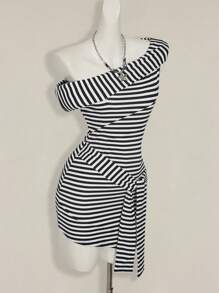 SHEIN ICON فستان قصير باكمام منقوش بنمط الشريط الأسود والأبيض غير متماثل الذيل مزود بحزام