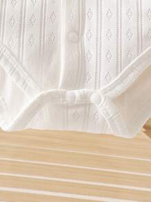 Souflis Souflis Pelele de manga corta blanco para bebé niño, de tela de jacquard de punto casual con diseño especial con recortes, cuello redondo clásico, cierre frontal con botones, fácil de poner, adecuado para uso en primavera/verano, bautizos o reuniones familiares formales (1M-24M), para todas las estaciones