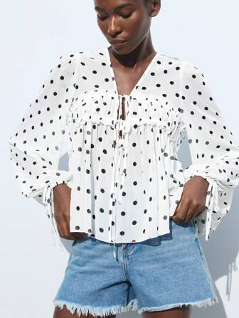 Maija เสื้อเชิ้ตผู้หญิงปีใหม่ 2025 ลายจุดวินเทจใหม่ แบบชั้น กระโปรงพับ โบว์ผูกตกแต่งระบายสไตล์ Y2K เหมาะสำหรับเทศกาลดนตรีคันทรี สไตล์เรโทร เสื้อผ้าวันธรรมดา ปาร์ตี้ สนามบิน กลับโรงเรียน ฤดูใบไม้ผลิ งานแต่งงาน