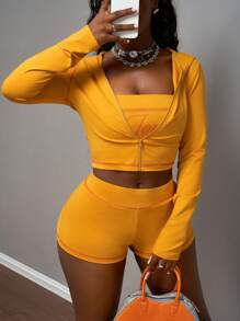 Slaydiva Conjunto de 3 piezas de top corto sin tirantes con capucha y cremallera, shorts mini ajustados en la cintura y chaqueta estilo festival bohemio en tela elástica de punto de contraste con estampado de letras en inglés, para uso casual diario, vacaciones en la playa, fiesta o calle, en colores amarillo y magenta, nuevo para primavera-verano 2025, estilo chic, sexy y dulce para mujer