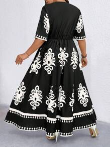 SHEIN Clasi Vestido estampado de manga corta y cuello en V para mujer talla grande, estilo vacacional - Negro - Ver 2