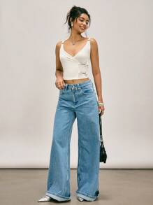 Easelle 女装春夏时尚休闲复古摩登前卫个性性感辣妹金属装饰坑条纹高弹修身V领白色上衣 - 白色 - 查看 3