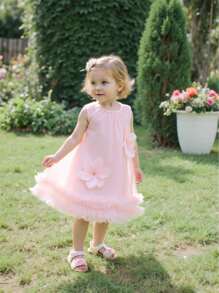 SHEIN Vestito a-line da bambina con volant, senza maniche, con decorazione 3D a fiore sulla tinta unita. La decorazione 3D a fiore aggiunge profondità e sofisticatezza. Il bordo arricciato e la silhouette a-line si combinano perfettamente, adatto per uscite, abbigliamento casual da casa e occasioni di festa, permettendo alla vostra piccola principessa di brillare in qualsiasi contesto!